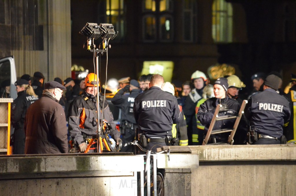 Einsatz BF Aktivisten auf Geruest vom Koelner Dom P322.JPG - Miklos Laubert